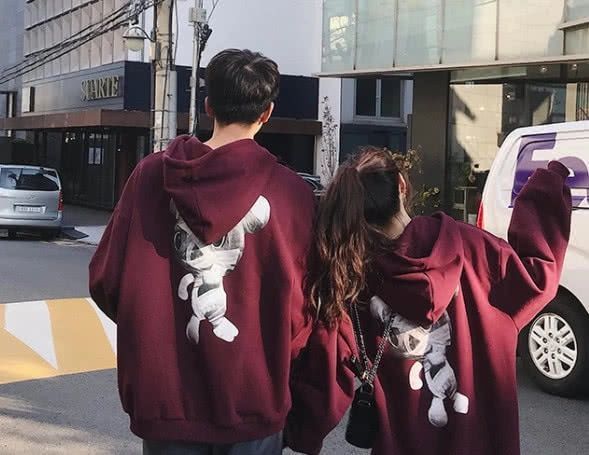 VS|同样是“情侣装”,初中生VS高中生,看到图四叫爸爸