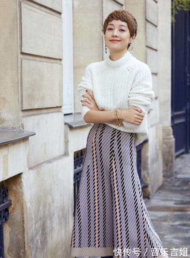 焦糖色 40岁左右的女人别毛衣配裤子,学马伊琍毛衣“新搭配”,很高级