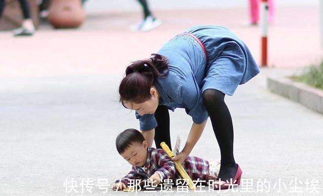 小萝莉接爸爸下班,可把小情人高兴坏了,下一秒跌倒爸爸心疼坏了