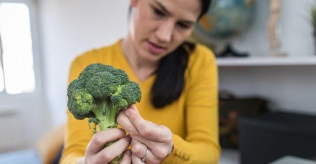 西兰花总是洗不干净，其实有妙招！用此物洗脏东西自己跑出来