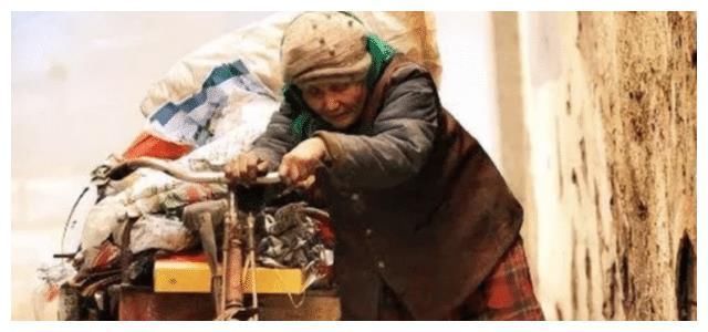 乐乐奶奶|55岁拾荒老人养大“弃婴”,孩子考上大学后,一排警车堵在家门口