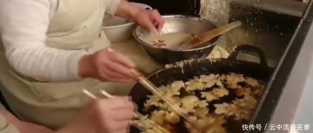 错过|大姐景区卖“炸枫叶”,1元一片,生意火爆,顾客错过要等一年