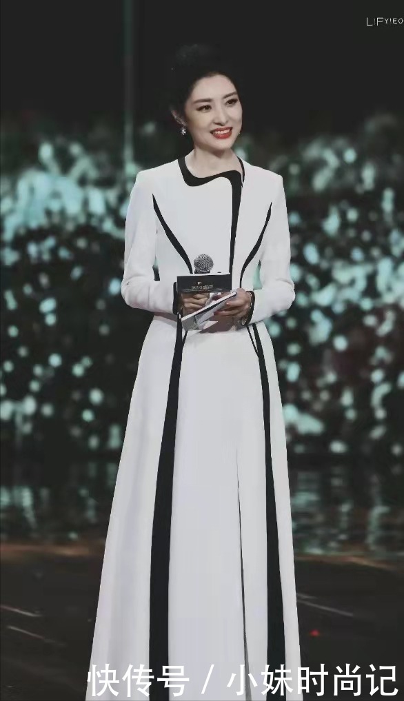 周涛不愧是主持一姐 穿黑色中国风服装好柔美 猛一看以为25岁