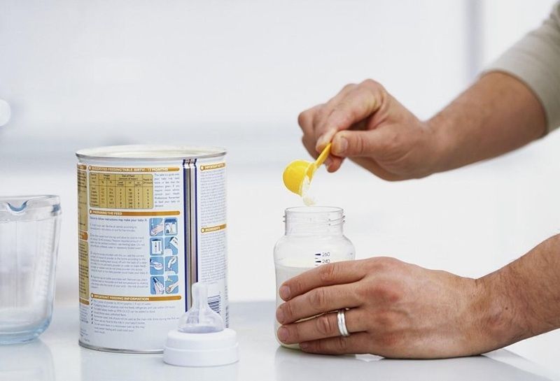 给奶瓶这样消毒是不对的,宝宝喝的相当于是“毒奶”,要纠正