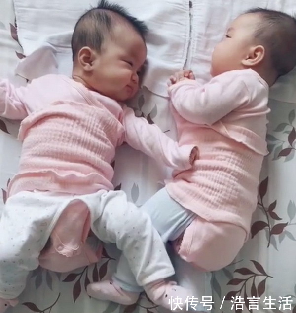 冤冤相|一岁双胞胎互相掐架,哥俩下手都贼狠,网友:冤冤相报何时了