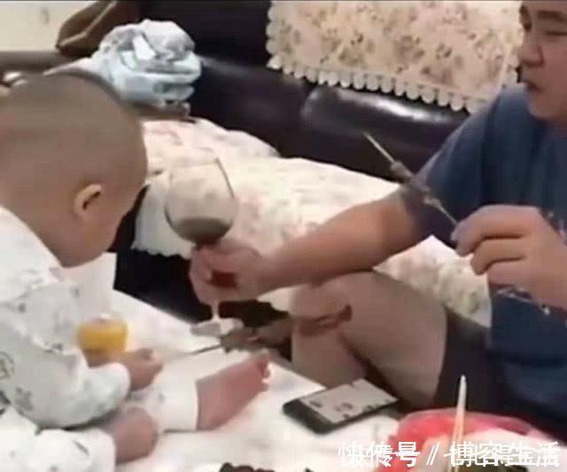 宝爸|父子俩趁妈妈不在家,偷偷撸串,“干杯”的样子像多年的兄弟