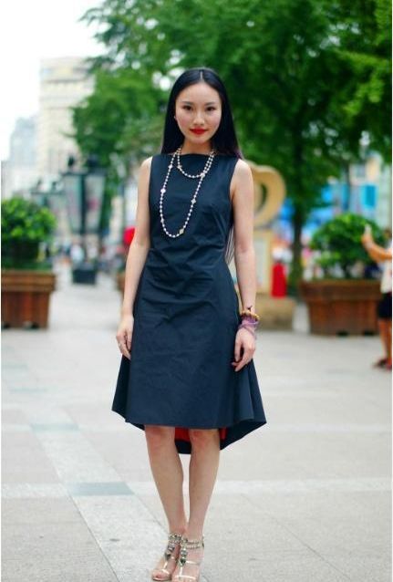 长发|白色吊带连衣裙长发美女,轻盈的步伐,展现出曼妙身姿