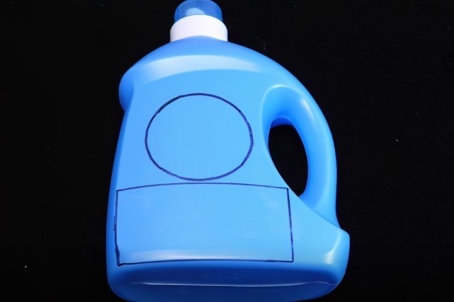 洗衣液瓶子别扔了,简单改造一下,放在床上,全家人都要抢着用