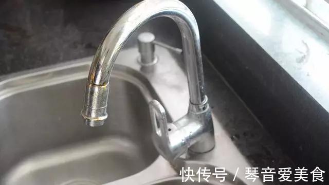 用完的牙膏管别扔掉,放在厨房一年能省不少钱,邻居见了纷纷学