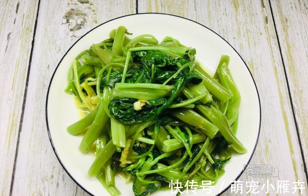 炒空心菜，直接炒就不对了，多加一个步骤，翠绿不发黑，十分脆嫩