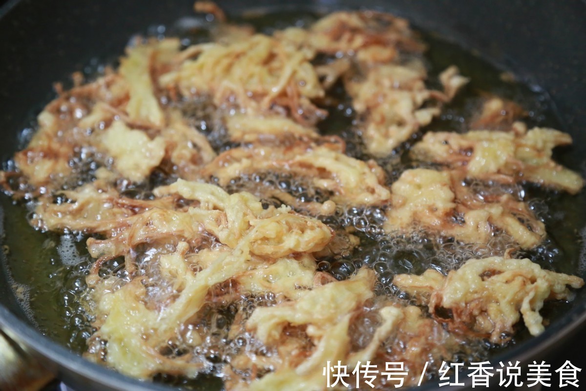 金针菇裹上面粉在油锅中炸一炸，酥脆可口，越吃越香