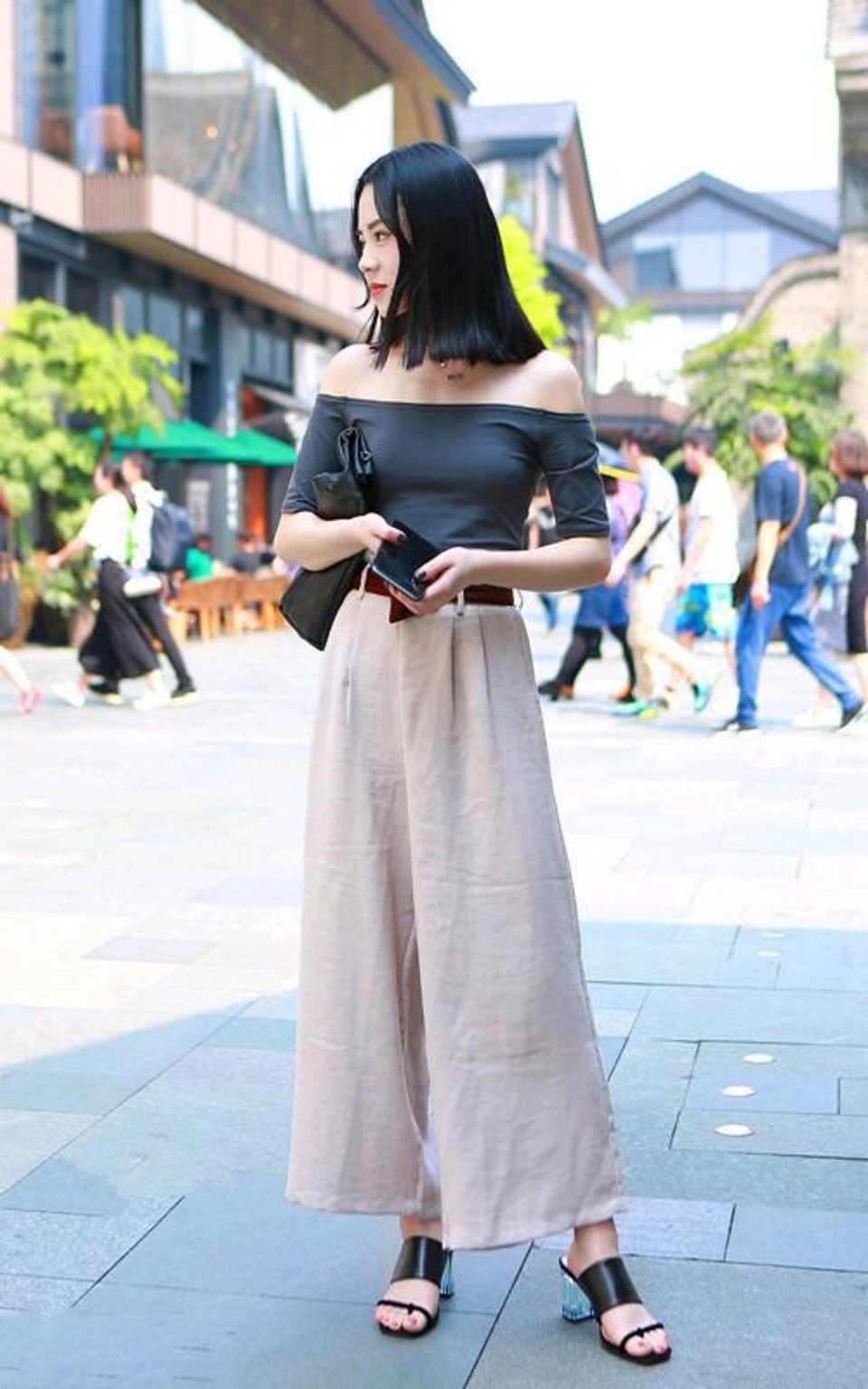 路人街拍,美女搭配衬衫以及半身裙,女人味十足