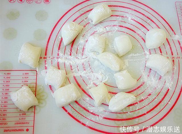 蒸馒头时,不要只加酵母,面里加这两样,馒头又白又软又香