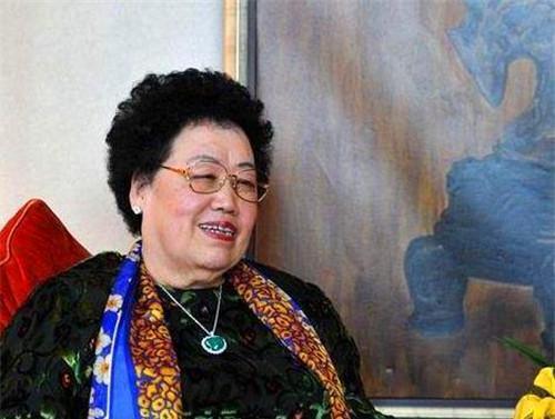 慈禧|她自称慈禧后裔，身价500亿，嫁“唐僧”为妻，不上桌全家不开饭