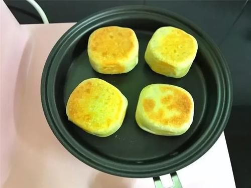 美食优选：不用烤箱，一口平底锅就能做的网红小吃，松软细腻，做法超简单