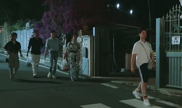 黃曉明私下被排擠大家結(jié)伴而行唯有店長落單,走錯(cuò)餐廳沒人提醒