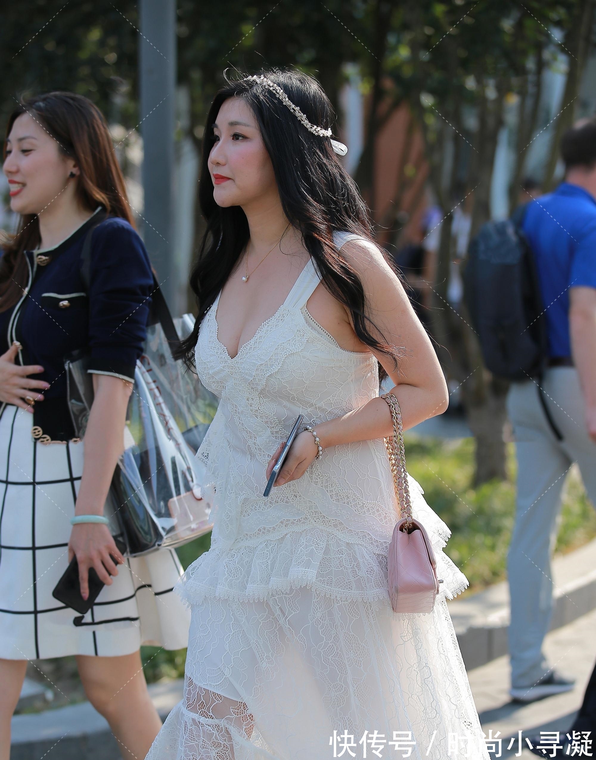 纱网|贵妇逛街“真敢穿”,用个白纱网做成裹身裙,为显时髦真够拼的