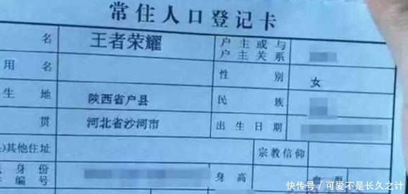 老师罚学生抄写名字100遍，一个忍不住偷笑，一个却崩溃大哭