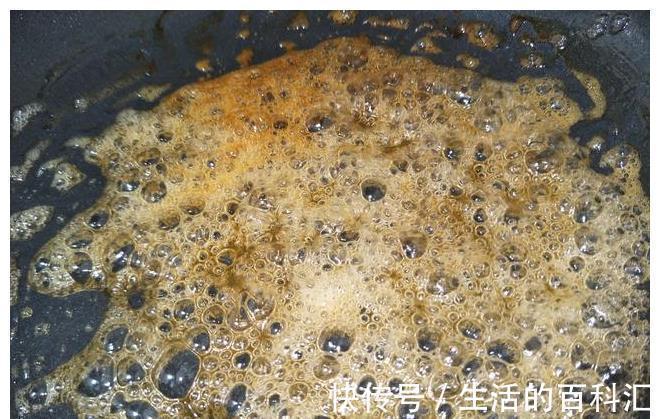 炒糖色时,直接放糖就不对!多加这1步,糖色又红又亮,味不苦