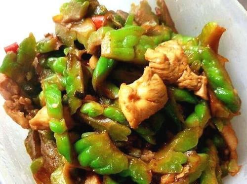 苦瓜炒肉丝|这菜被称为“天然泻药”，准时上厕所，胖人越吃越瘦，口臭远离你