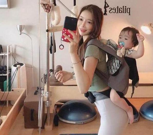 身材|90后辣妈凭照片意外走红,马甲线明显,这样的好身材让人羡慕