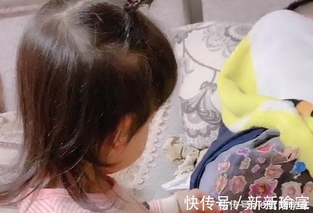 女儿|“最时尚奶爸”被女儿贴了满裤子画火了,宝宝静悄悄,准是在作妖!