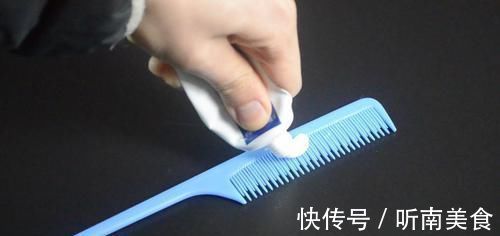 把牙膏涂抹在梳子上太实用了，我也是今天刚知道，看完尽快提醒家人
