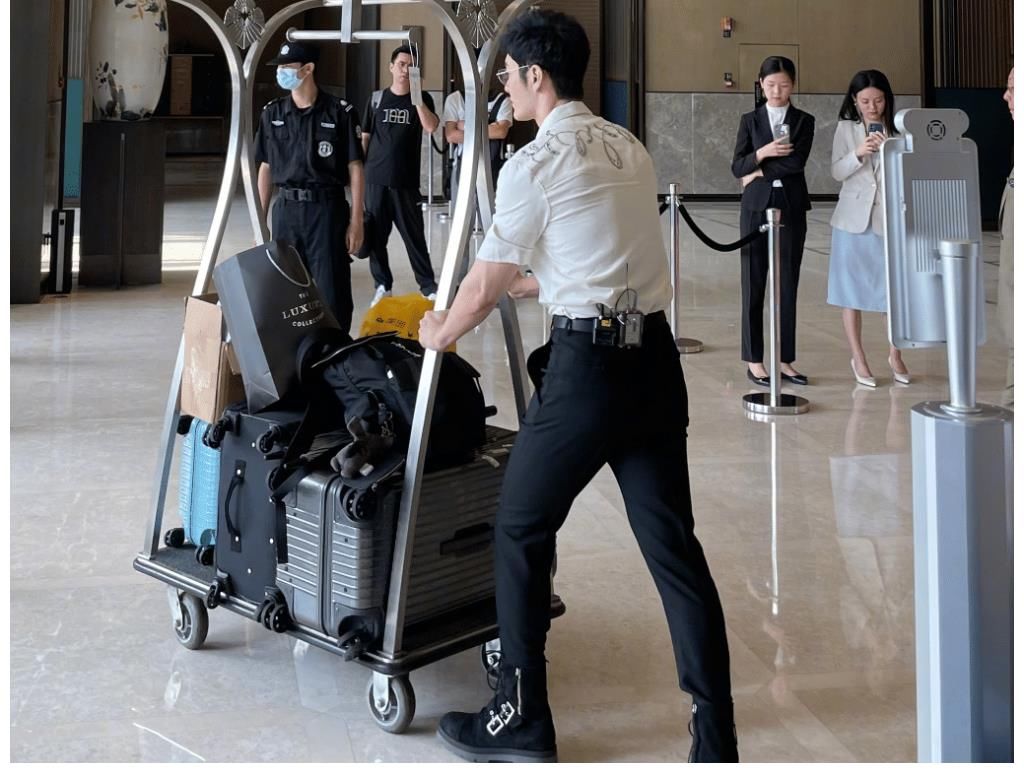 路透圖|《中餐廳5》路透，黃曉明戴金邊眼鏡儒雅帥氣，常駐嘉賓齊現身