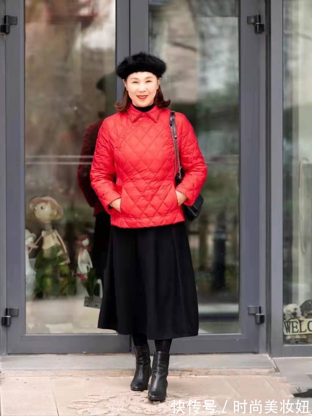 黑色 65岁的女人新年怎么穿?看看这位奶奶的搭配,优雅大气又高级