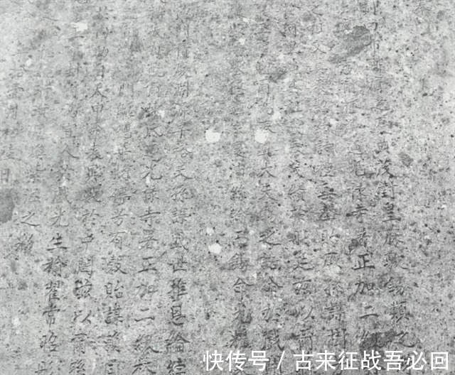 石板$浙江池塘边一块“搓衣板”,村民使用四五十年,被专家鉴定为圣旨