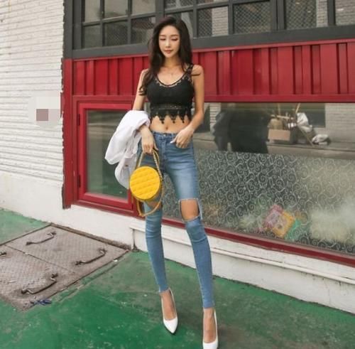 穿搭|美女穿搭：牛仔裤小姐姐突显女人出众身材，穿出摩登气息