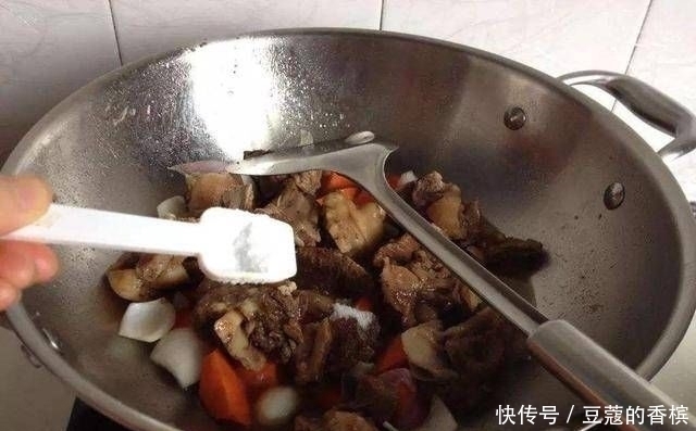 放盐|炒菜是中间放盐,还是最后放盐?很多人放的顺序错了,难怪不好吃