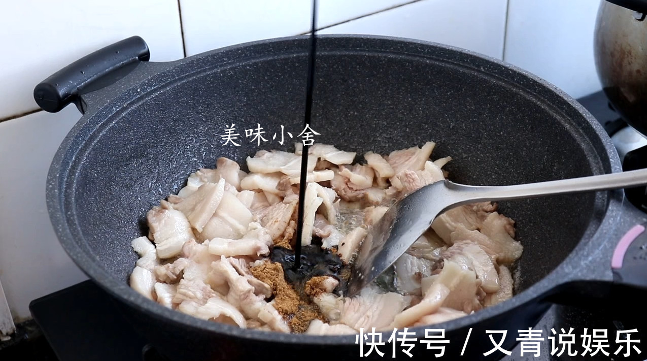 猪肉和粉条别再乱炖了，教你个农村特色吃法，一做一大盆不够吃