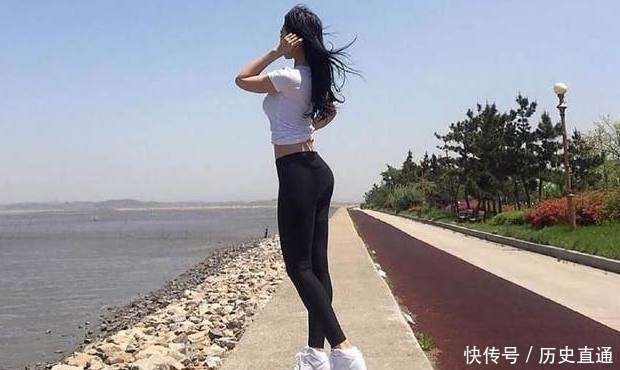 尽显|丰姿妍丽的妹子,打底裤秀出美妙身姿,尽显性感丰腴的完美身材