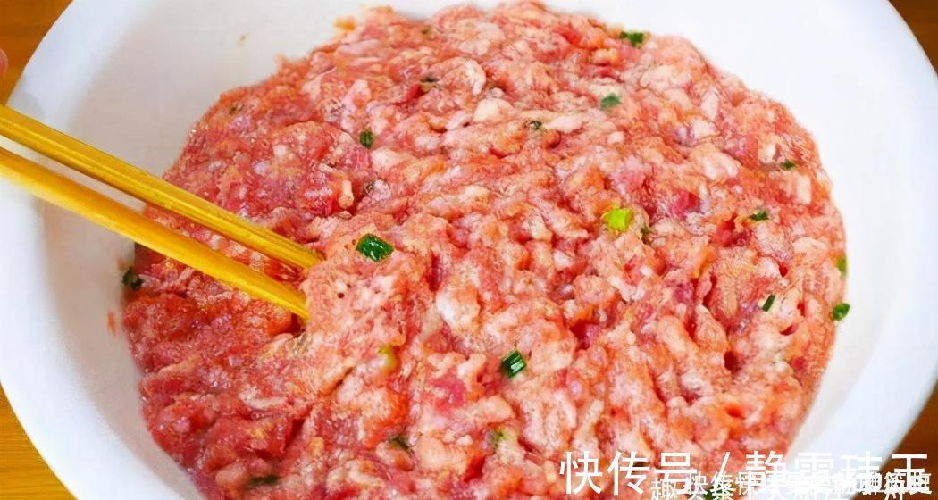 饺子|饺子肉馅不好吃?面点师教你正确调馅做法,饺子肉馅鲜嫩又多汁