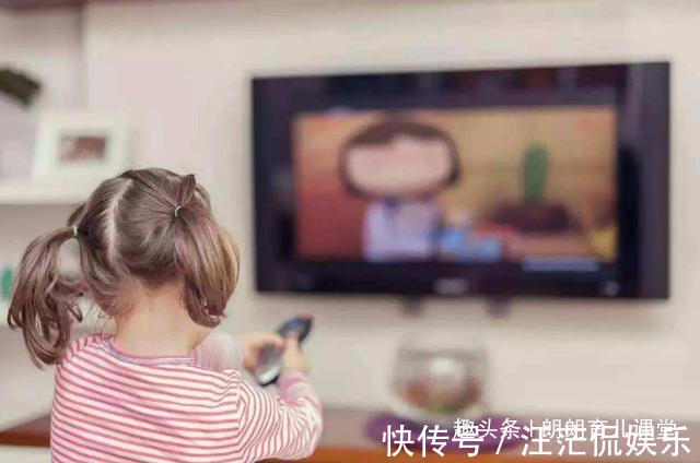 电视|爸爸关掉电视后，女儿趴在窗台一个多小时，顺着女儿眼神爸爸慌了