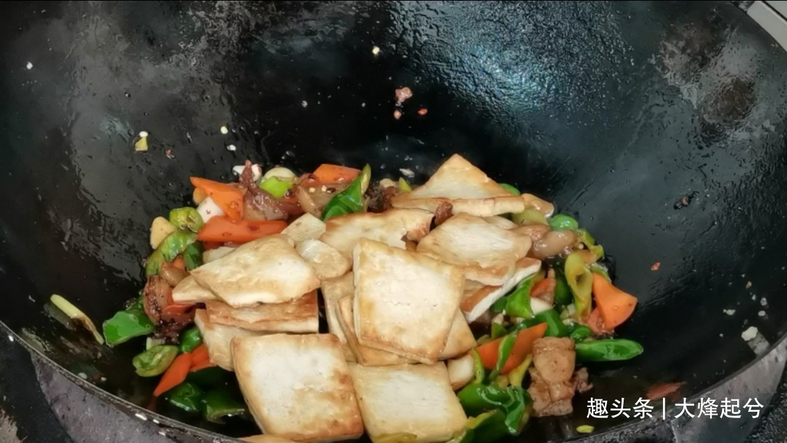 家常菜豆腐回锅肉,鲜香美味又下饭,做法简单,上桌即扫光
