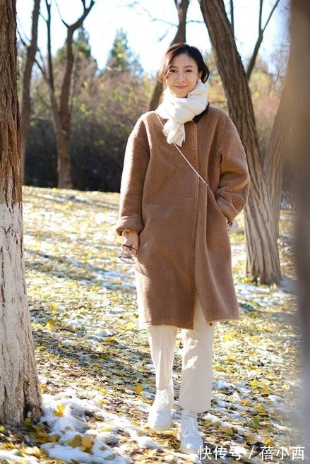 大衣 为什么有的人穿大衣不显老?不仅因为颜值,关键在于气质和懂搭配