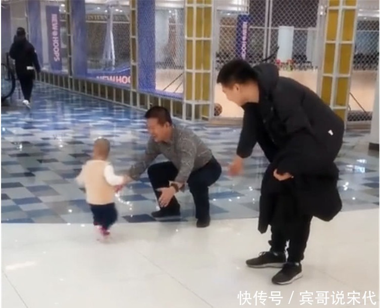 怀抱|爸爸和爷爷同时敞开怀抱,宝宝是如此选择的,接下来暖化了