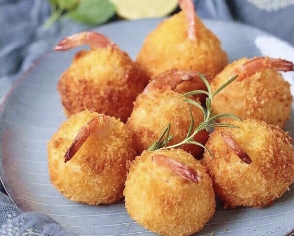 4个土豆,1个鸡蛋,做外脆里嫩的土豆球,有肉有素,香过土豆饼