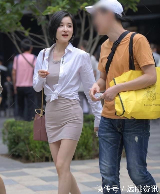 自信|卡其色裹身裙外加白色衬衫,优雅气质,自信迷人