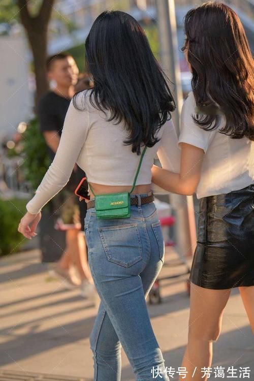紧身牛仔裤 小姐姐穿紧身牛仔裤,展现圆润紧致曲线,魅力十足