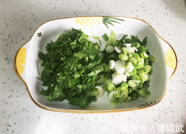 秋天最该吃这肉,比牛肉香,比排骨滋补,热乎乎炖一锅,吃美全家人