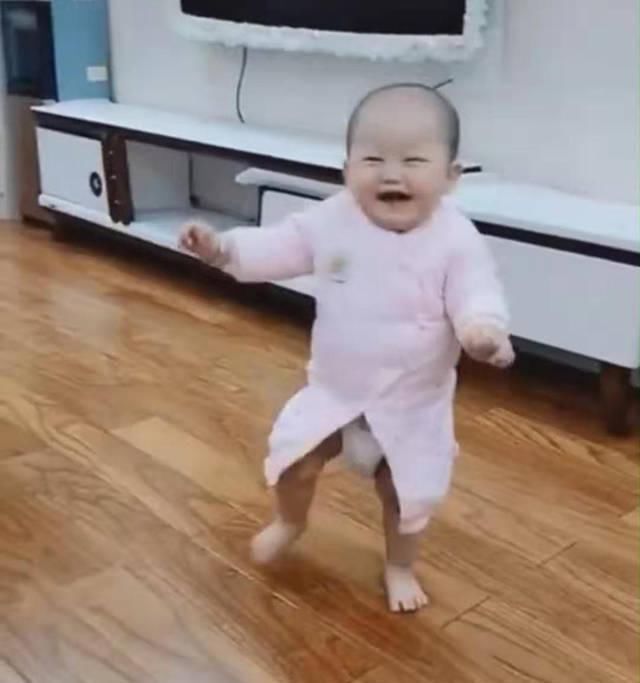 家长|宝宝爬着爬着突然学会走路,把自己高兴坏了,网友迈出人生第一步,值得乐