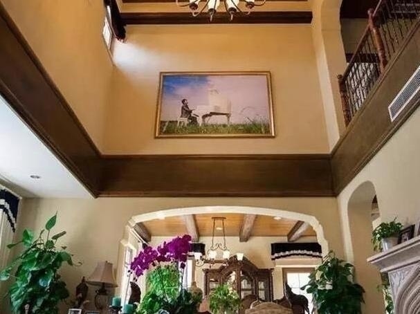 钢琴|郎朗豪宅尽显稳重,客厅就有三层楼高,家中随处可见名贵钢琴