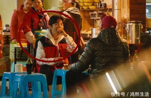 大叔们 肖战去老爷爷的“破楼台里”追剧,注意他啥坐姿?嫌不嫌弃一目了然