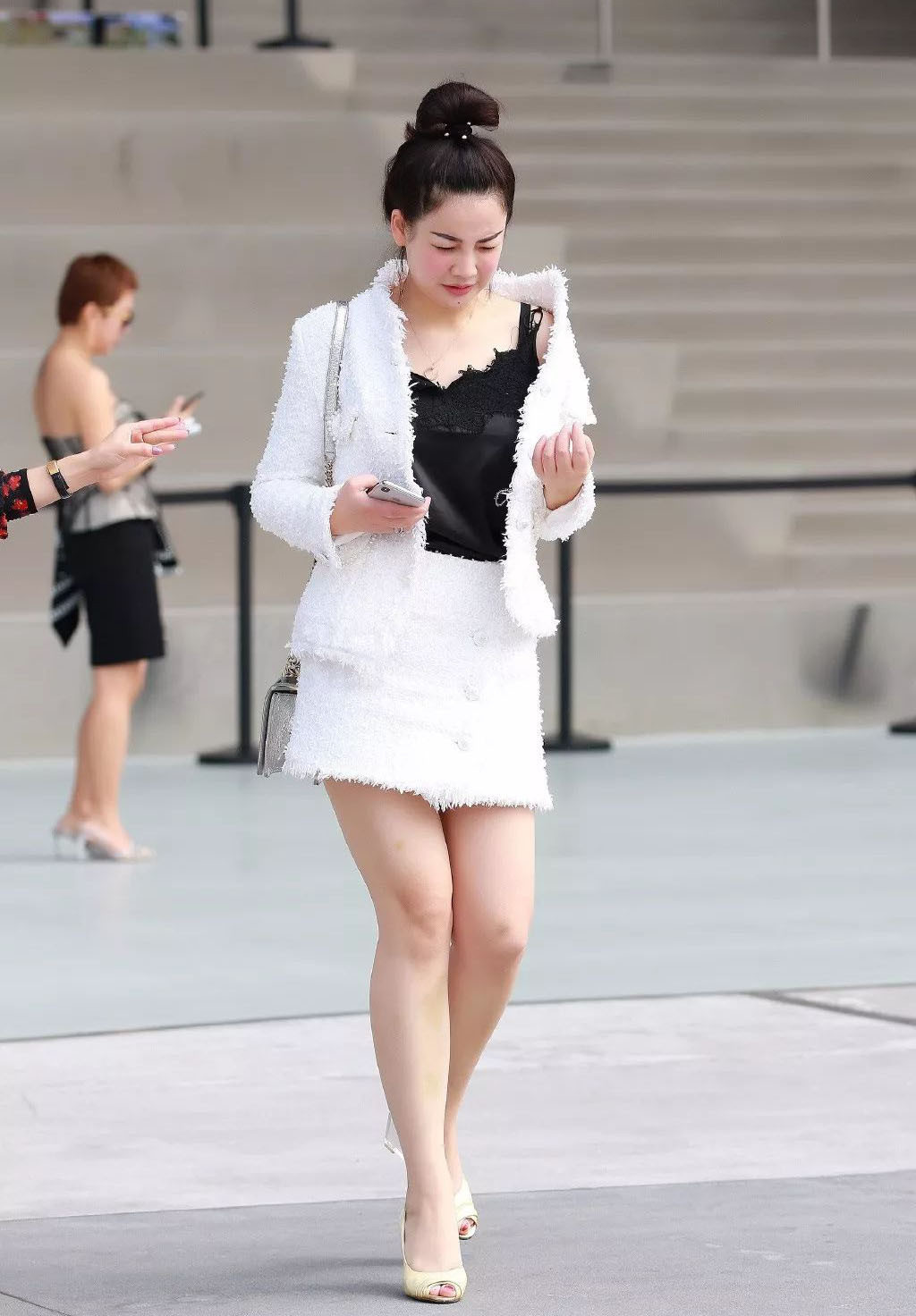 ¼òµ¥|ÆøÖÊÅ®ÉúÆ«°®ÃûæÂ·ç´©´î, ÖÜÄ©³öÃÅÒ»Éí°×É«Ì×װȹ´îÅä, ¼õÁäÓÅÑÅ