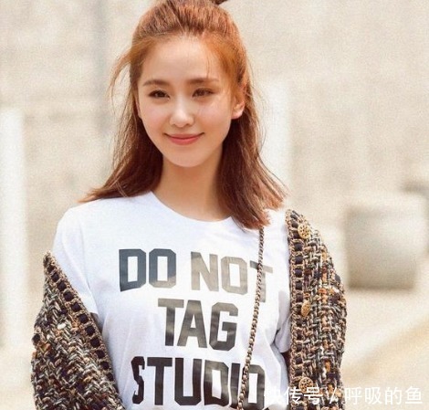 丸子头已经不实行了,今年流行苹果头,减龄显脸小