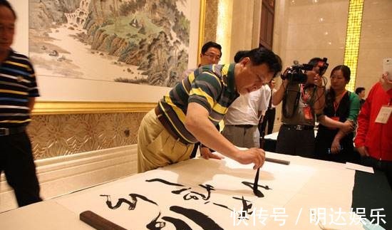 书法家#著名演员唐国强经常表演书法,其书法水平究竟如何