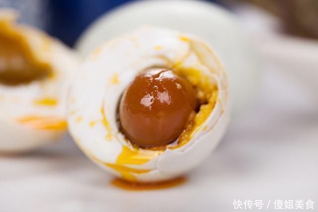 腌咸鸡蛋,只放盐就大错特错多加这2步,7天就能吃,起沙又流油